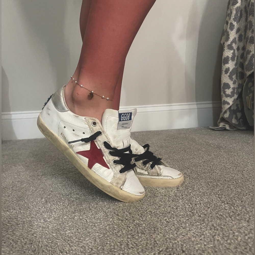 Size 7 golden goose white with a red star and silver trim on back of shoe! ♥️